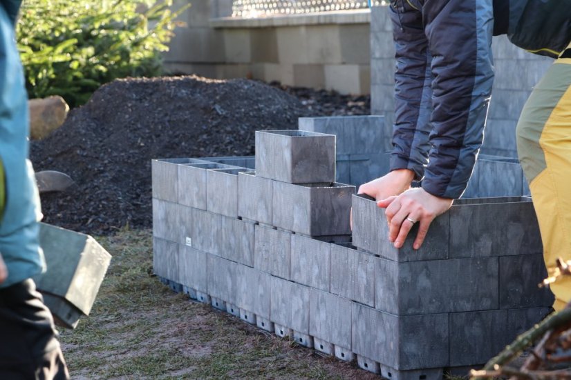 Hochbeet in Form eines H - Breite: 375 cm, Länge: 200 cm, Höhe: 87 cm