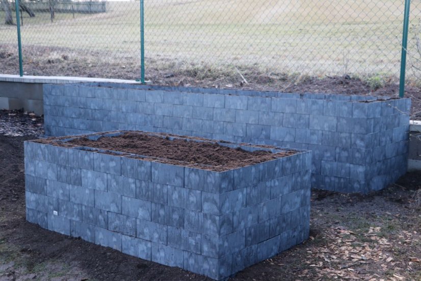 Hochbeet in Form eines H - Breite: 375 cm, Länge: 200 cm, Höhe: 87 cm