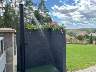 Privatsphäre bei sommerlicher Erfrischung im Garten